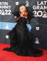 المغنية وكاتبة الأغاني الأمريكية كريستينا أغيليرا تتألق مع جائزة أفضل ألبوم صوتي بوب تقليدي خلال حفل توزيع جوائز الغرامي اللاتيني السنوي في لاس فيجاس -ا ف ب