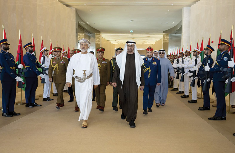 ودعه رئيس الدولة..سلطان عمان يختتم زيارة دولة إلى الإمارات 
