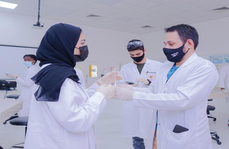 جامعة الخليج الطبية تستضيف طلاب مدرسة ثانوية خلال تجربة بحثية في كلية الصيدلة