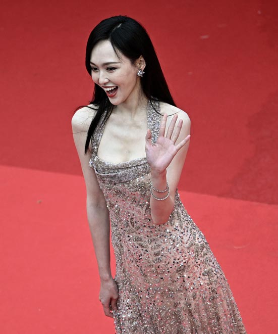 الممثلة والمغنية الصينية تيفاني تانغ لدى وصولها لحضور عرض فيلم  Furiosa: A Mad Max Saga  في مهرجان كان السينمائي (ا ف ب)