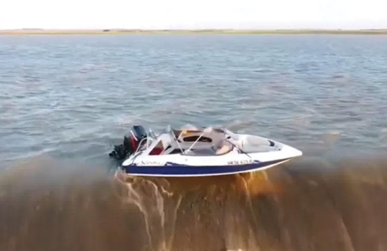 قارب يعلق على حافة شلال شاهق