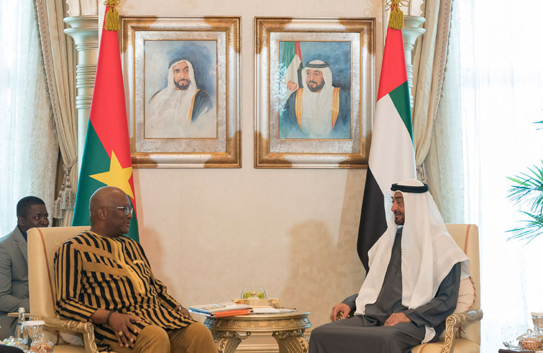 محمد بن زايد ورئيس بوركينا فاسو يبحثان علاقات البلدين ويشهدان تبادل اتفاقيتي تعاون