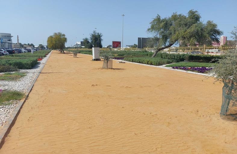 بلدية مدينة أبوظبي تنفذ تجربة تثبيت التربة باستخدام مواد طبيعية صديقة للبيئة في منطقة «ربدان»