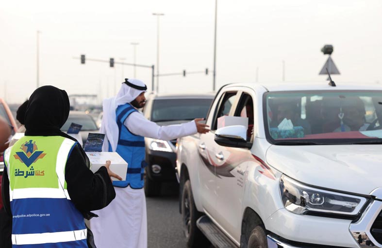 شرطة أبوظبي تشارك في توزيع وجبات «كسر الصيام» مع الهلال الأحمر الإماراتي