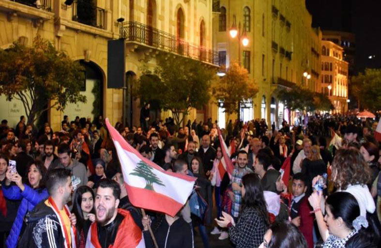 اللبنانيون يتهمون المصارف بحجز أموالهم