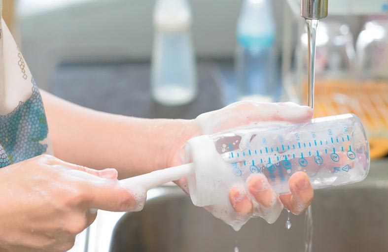 هذه الطريقة الصحيحة لتنظيف زجاجة الرضاعة