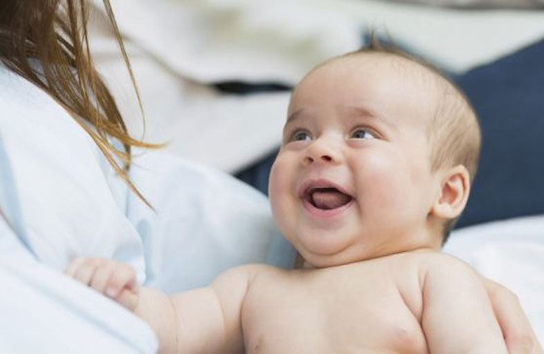 الرضيع يميّز الغرض من أحضان أبويه في عمر 4 أشهر