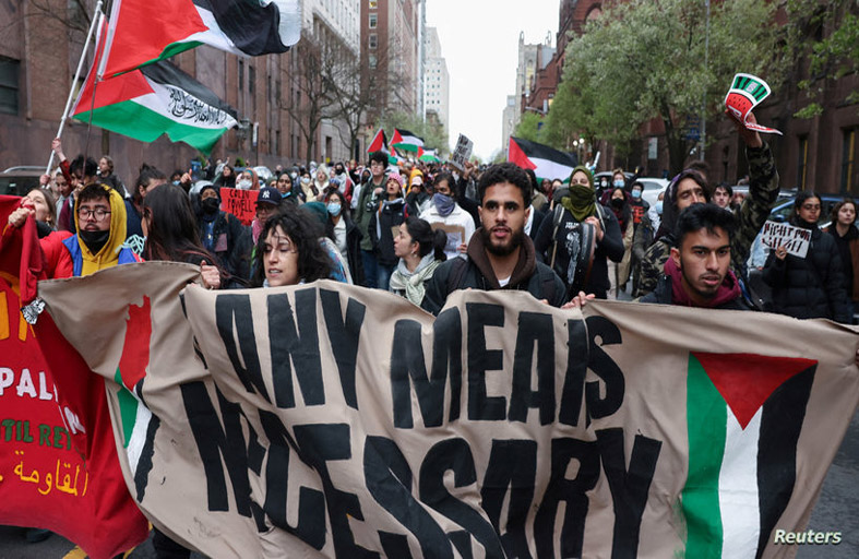 اعتقال متظاهر مؤيد للفلسطينيين من حرم جامعة كولومبيا بنيويورك 