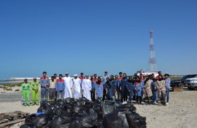 متطوعو الإمارات للألمنيوم يشاركون في تنظيف شاطئ الطويلة