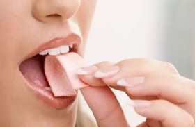 ما أضرار مضغ العلكة؟