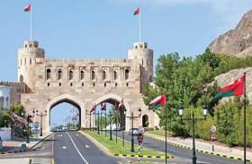 سلطنة عمان تحظر التجمعات وتغلق محلات الصرافة 