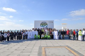بلدية مدينة أبوظبي تنفذ حملة لتنظيف شاطئ الحديريات ومحاضرة توعوية بيئية 