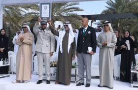 الإمارات تدخل موسوعة غينيس من خلال أطول سلسلة تصافح بالأيدي في العالم