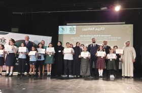 كلية جميرا دبي تكرّم الطلبة الفائزين بمسابقة تحدي الشعر العربي