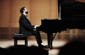 جامعة نيويورك أبوظبي تقدم مقطوعة موسيقية على البيانو مع العازف أيوانيس بوتاموسيس في عرض افتراضي حي