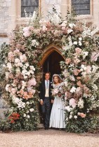 الأميرة بياتريس وإدواردو مابيلي موزي يغادران الكنيسة الملكية في رويال لودج بعد زفافهما، في وندسور، بريطانيا. “رويترز»