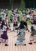 راقصات يؤدين رقصة تقليدية خارج متحف وحديقة أينو الوطنية الجديدة في شيراوي في منطقة هوكايدو شمال اليابان بهدف تسليط الضوء على السكان الأصليين من شعب الأينو وثقافتهم. ا ف ب