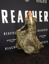 عضو فريق التمثيل ويلا فيتزجيرالد خلال حضورها عرضًا خاصًا للمسلسل التلفزيوني Reacher في لوس أنجلوس. رويترز