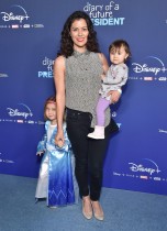 أوليفيا مارشال مع طفليها كيسي دكاناي وتالا مارشال خلال حضورهن إلى العرض الأول لفيلم يوميات  رئيس المستقبل في ديزني، كاليفورنيا.  أ ف ب
