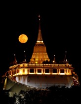 القمر الخارق يضيء ليزيد جمال صورة معبد وات ساكيت ، المعروف أيضًا باسم الجبل الذهبي ، في بانكوك، تايلاند.  رويترز