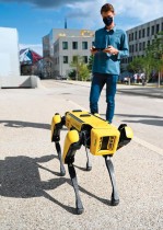 بول ليكومت طالب الهندسة يتحكم عن بعد في كلب آلي في مدرسة مينيس نانسي الهندسية، شرق فرنسا، حيث سيعمل الطلاب على تطوير التطبيقات الصناعية باستخدام هذا الروبوت. ا ف ب