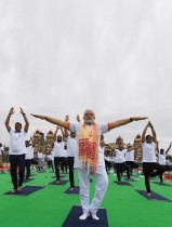 رئيس الوزراء الهندي يمارس اليوجا مع آخرين للاحتفال باليوم العالمي لليوغا أمام قصر ميسور في كارناتاكا – ا ف ب