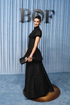 الممثلة والعارضة المصرية تارا عماد لدى وصولها إلى حفل BoF 500 Gala في فندق شانغريلا على هامش أسبوع الموضة.ا ف ب