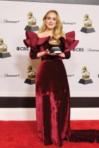 المطربة أديل الفائزة بجائزة أفضل أداء بوب منفرد عن  Easy on Me  خلال حفل توزيع جوائز GRAMMY في لوس أنجلوس.  ا ف ب