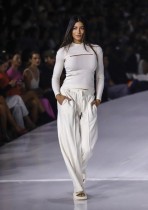 عارضة أزياء تقدم إبداعًا للمغني الكولومبي مالوما لعلامة الملابس GEF ، خلال عرض أزياء كولومبيامودا خلال أسبوع الموضة في ميديلين، كولومبيا. ا ف ب