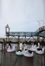 قرويون يلعبون في شاطئ رمبات ، أحد الأماكن السياحية العديدة المهددة بالتلاشي في منطقة إندرامايو، مقاطعة جاوة الغربية، إندونيسيا.   رويترز