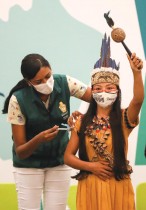 الفتاة فاندا من قبيلة ويتوتو  من السكان الأصليين تتلقى لقاح مرض فيروس كورونا في ماناوس بالبرازيل. رويترز