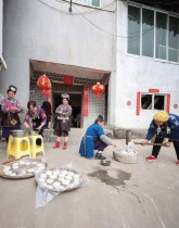 نساء من أقلية مياو العرقية يعدون الطعام قبل حلول السنة القمرية الجديدة للأرنب في مقاطعة قويتشو بجنوب غرب الصين.   ا ف ب