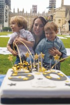 ستيلا موريس زوجة مؤسس ويكيليكس جوليان أسانج ، مع أطفالهما غابرييل وماكس، يقفون مع كعكة عيد ميلاده الخمسين خلال نزهة في ساحة البرلمان ، وسط لندن. ا ف ب