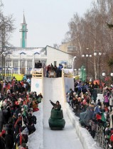 مشاركون يواجهون منحدرًا خلال مهرجان Sunnyfest للزلاجات غير العادية  في بلدة ماماديش بتترستان ، روسيا. رويترز