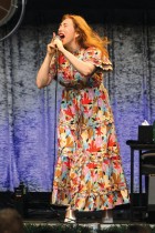 المغنية وكاتبة الأغاني الروسية-الأمريكية ريجينا سبكتور تشدو في ملعب فورست هيلز في مدينة نيويورك (ا ف ب)
