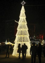 أشخاص يتجمعون حول شجرة عيد الميلاد خلال موسم الأعياد في دمشق ، سوريا. رويترز