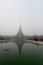 الناس يتجمعون لتقديم احترامهم أمام النصب التذكاري الوطني لشهداء حرب استقلال بنجلاديش عام 1971. ا ف ب
