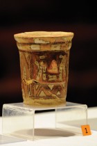 قطعة من إمبراطورية تيواناكو تم العثور عليها مؤخرًا في مجمع تيواناكو الأثري، على بعد 67 كم من لاباز، بوليفيا.ا ف ب