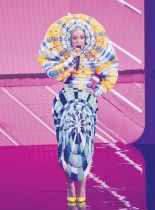 مغنية الراب الأمريكية دوجا كات تتحدث على خشبة المسرح خلال حفل توزيع جوائز  MTV Video Music Awards لعام 2021 في نيويورك.  ا ف ب 