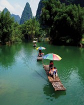 سياح يركبون الطوافات على طول نهر يولونغ في مقاطعة يانغشو ، منطقة قوانغشي ذاتية الحكم، الصين. رويترز
