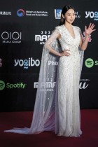 الممثلة والمغنية آهن سو خلال حضورها حفل توزيع جوائز ماما 2022 في أوساكا - ا ف ب