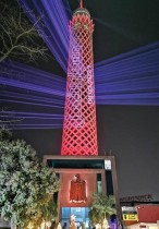 برج القاهرة يضيء باللون الأحمر في العاصمة المصرية للاحتفال بمهمة مسبار «الأمل» الإماراتية إلى المريخ. ا ف ب