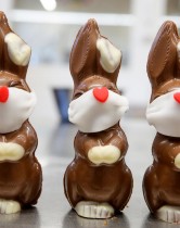أرانب عيد الفصح من الشوكولاتة التي ترتدي أقنعة واقية تظهر بأحد المخابز في برن، سويسرا.   (رويترز)