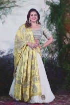 ممثلة بوليوود هوما قريشي خلال حفل زفاف الممثلين ريشا تشادا وعلي فضل في مومباي. ا ف ب
