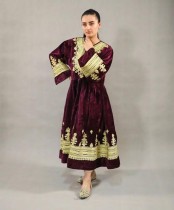 مريم اليوسفي ، 25 عامًا ، ترتدي ملابس أفغانية تقليدية أثناء جلسة تصوير، في كابول، أفغانستان.  رويترز