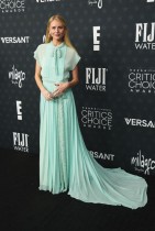 الممثلة الأمريكية جوستين لوب لدى حضورها حفل توزيع جوائز اختيار النقاد السنوي الـ31 في باركر هانغار، كاليفورنيا. ا ف ب