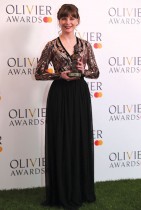 المخرجة ريبيكا فريكنال، الحائزة على جائزة أفضل مخرج عن فيلم «ملهى» ، تقف خلال حفل توزيع جوائز أوليفييه في دار الأوبرا الملكية في لندن.  رويترز