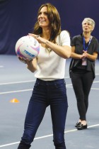 كاثرين، أميرة ويلز تحمل كرة سلة أثناء زيارتها ورشة عمل للياقة البدنية في مركز بيشام آبي الرياضي في بريطانيا.    (رويترز)