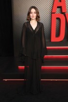 الممثلة الأمريكية كايتلين ديفر لدى حضورها العرض الخاص لفيلم  A House of Dynamite  في هوليوود. ا ف ب