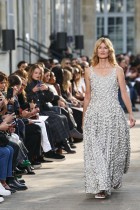 الممثلة الأمريكية لورا ديرن تقدم زيا من تصميم غابرييلا هيرست لمجموعة الملابس الجاهزة كجزء من أسبوع الموضة في باريس. ا ف ب